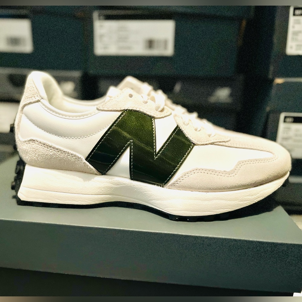 New Balance 327 Women's Sneakers Shoes Casual White Dark Olivine size 7.5
